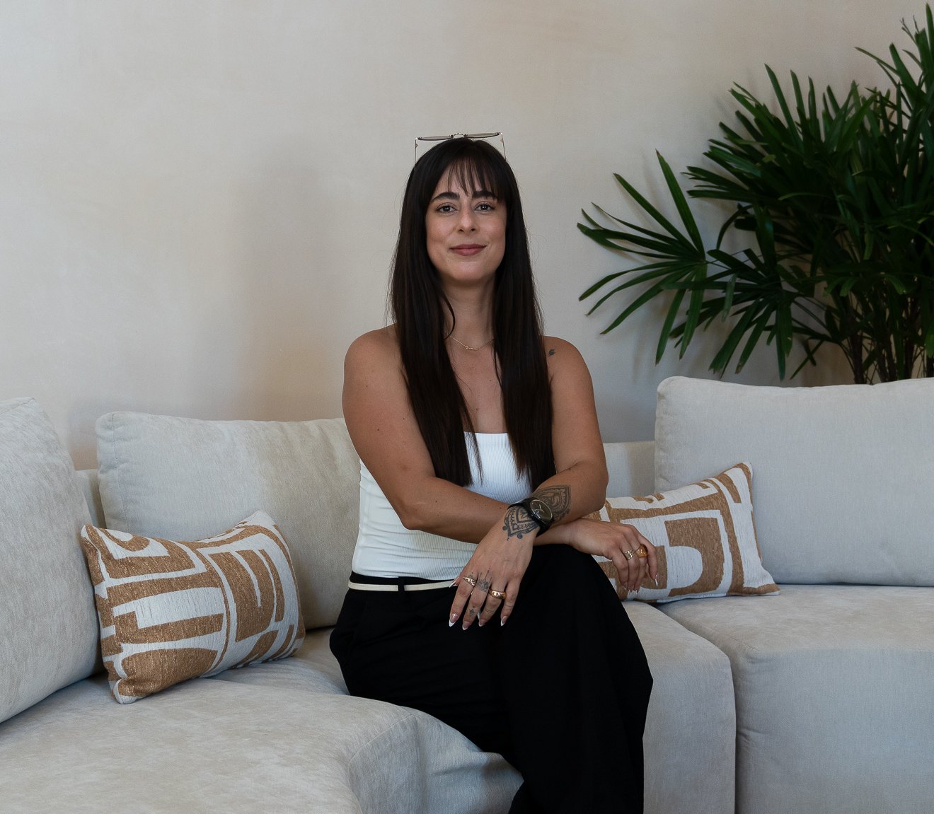 Giordana Castro, asesora inmobiliaria, sentada en una sala luminosa