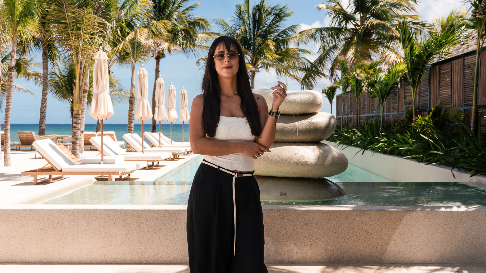 Giordana, asesora inmobiliaria, en un beach club de la Riviera Maya