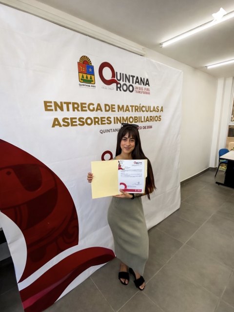 Giordana recibiendo su matrícula de asesora inmobiliaria en Quintana Roo