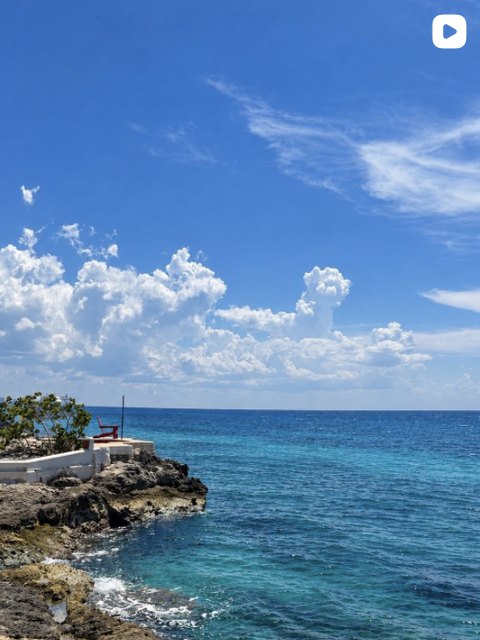 Mar Caribe desde una costa rocosa