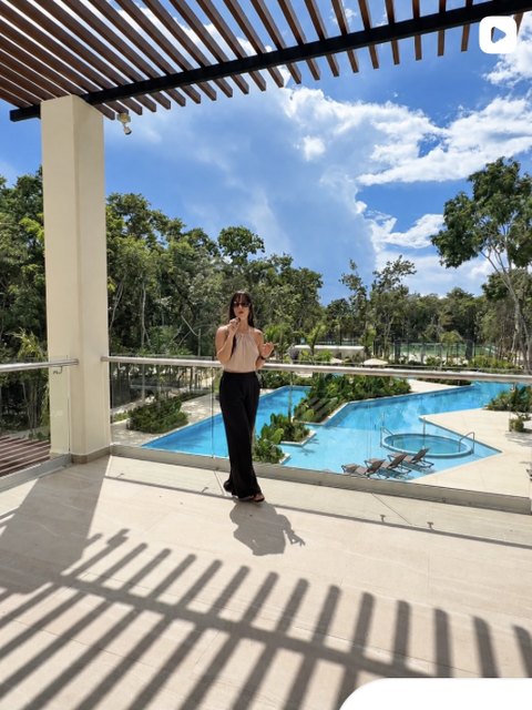 Giordana en una terraza con vista a la alberca y la selva