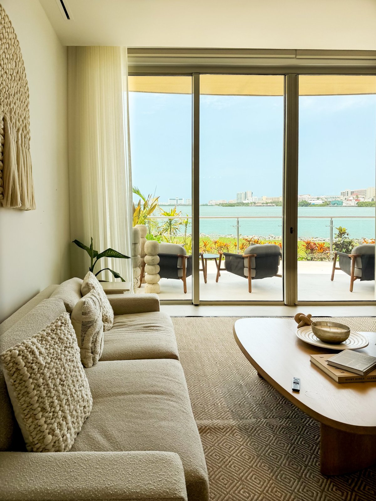 Sala de un departamento con vista al mar Caribe desde la terraza